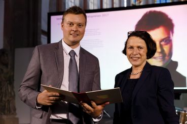 Fotografie - Verleihung des Hochschulpreises 2017 an Robin Puchert M.Sc.; im Bild mit Oberbürgermeisterin Gertrud Maltz-Schwarzfischer