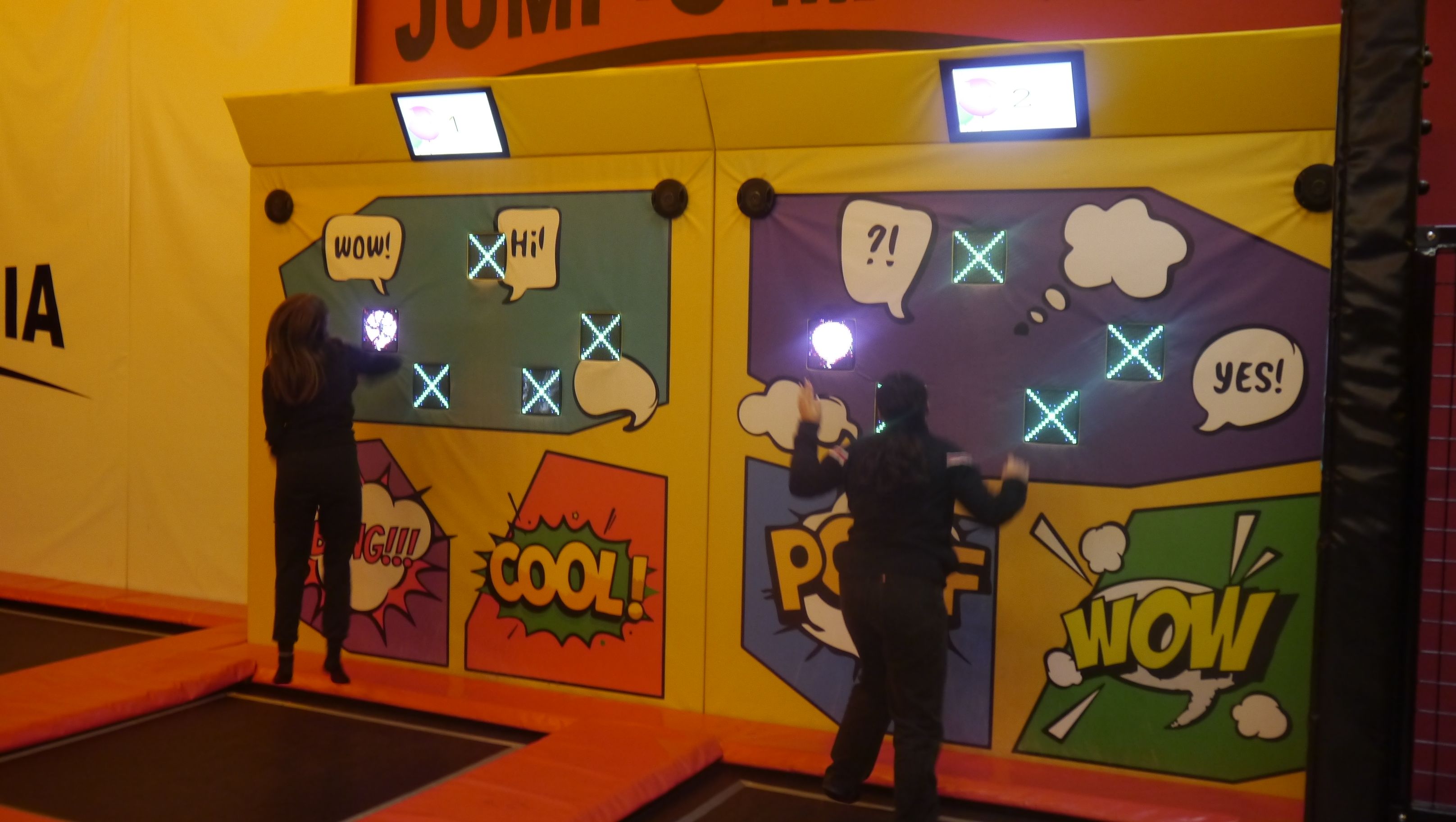 Zwei Besucherinnen spielen ein Geschwindigkeitsspiel im Jump o Mania