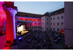 Foto des Monats – August 2021 Blick in den Innenhof des Thon-Dittmer-Palais', Stummfilmwoche mit dem Film „Blackmail“ von Alfred Hitchcock (C) Bilddokumentation Stadt Regensburg