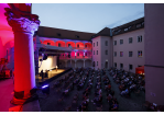 Foto des Monats – August 2021 Blick in den Innenhof des Thon-Dittmer-Palais', Stummfilmwoche mit dem Film „Blackmail“ von Alfred Hitchcock