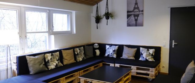 Fotografie - Gruppenraum mit selbst gebauten Palettenmöbeln