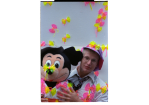 Fotografie: Ein junger Mann mit einer Micky-Maus-Plüschfigur und Plastikschleifen in der Umgebung (C) Bilddokumentation Stadt Regensburg