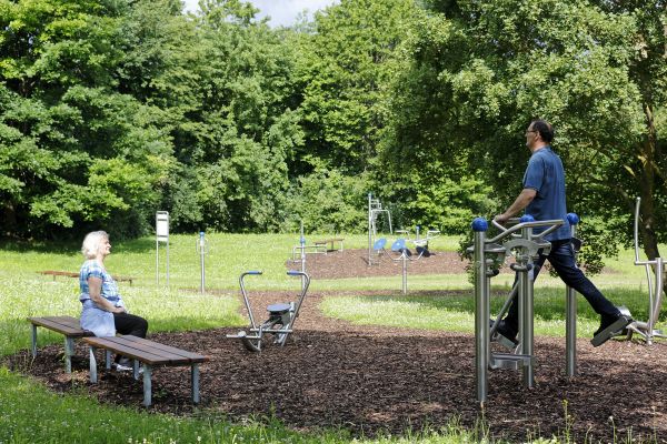 Fotografie: Menschen treiben Sport an den Geräten im Ziegetsdorfer Park.