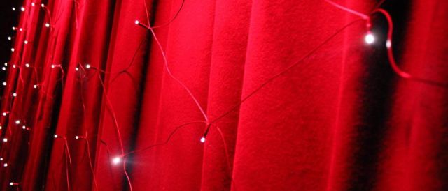 Der Bühnenhintergrund des W1 - Zentrum für junge Kultur mit rot beleuchtetem Lichternetz.