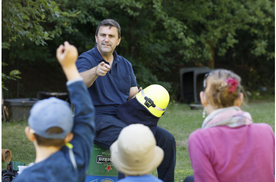 Fotografie: Markus Weinbeck bei der Brandschutzerziehung im Kindergarten