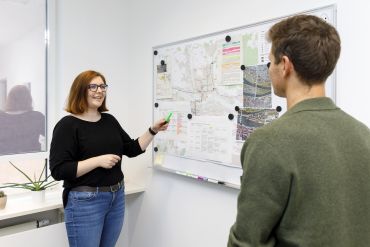 Fotografie: Barbara Meier in einem Gespräch mit einem Kollegen