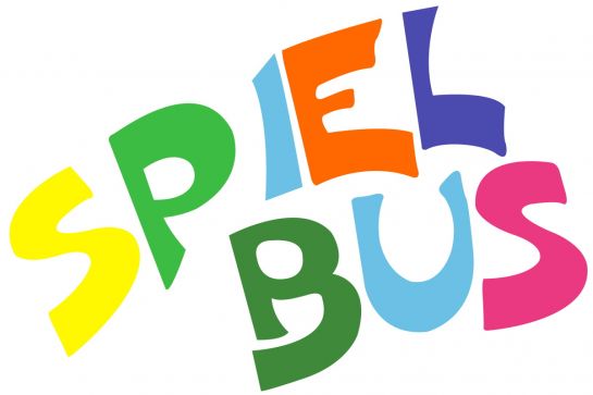 Grafik - Schriftzug "Spielbus", einzelne Buchstaben in unterschiedlichen Farben gestaltet