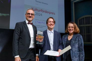 Fotografie - Tomasz Skweres mit Oberbürgermeisterin Gertrud Maltz-Schwarzfischer und Kulturreferent Wolfgang Dersch bei der Preisverleihung