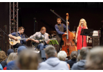 Fotografie – Die vierköpfige Band „Džangobells“ auf der Bühne beim Konzert in Regensburg 2021