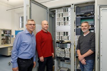 Fotografie: Stefan Männicke, Sachgebietsleiter Straßenverkehrstechnik, mit Martin Berger, Teamleiter Lichtsignalanlagen und Manfred Käsbohrer, Abteilungsleiter Straßenverkehr (v. l. n. r.) vor dem neuen Verkehrsrechner