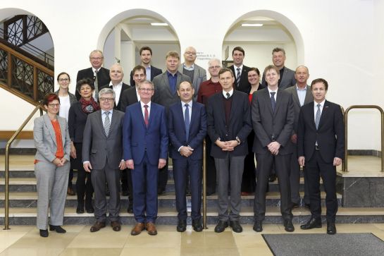 Fotografie: Die Vertreterinnen und Vertreter der zwölf Gründungsmitglieder des MINT-Labs Regensburg e. V.  