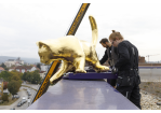 Fotografie: Befestigung der Statue auf dem Dach der Hauptfeuerwache