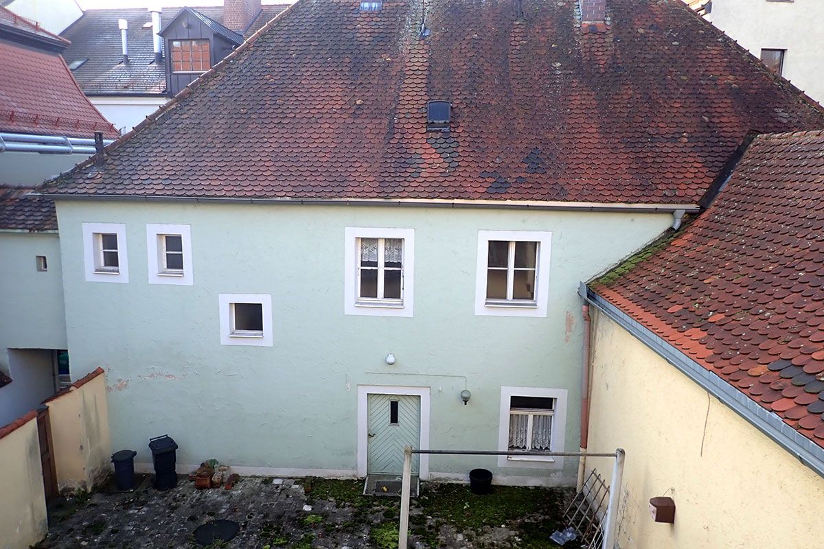 Fotografie - Zu sehen ist das St. Katharinenspital Schreiberhaus mit Blick vom Innenhof auf die Nordfassade vor der Sanierung