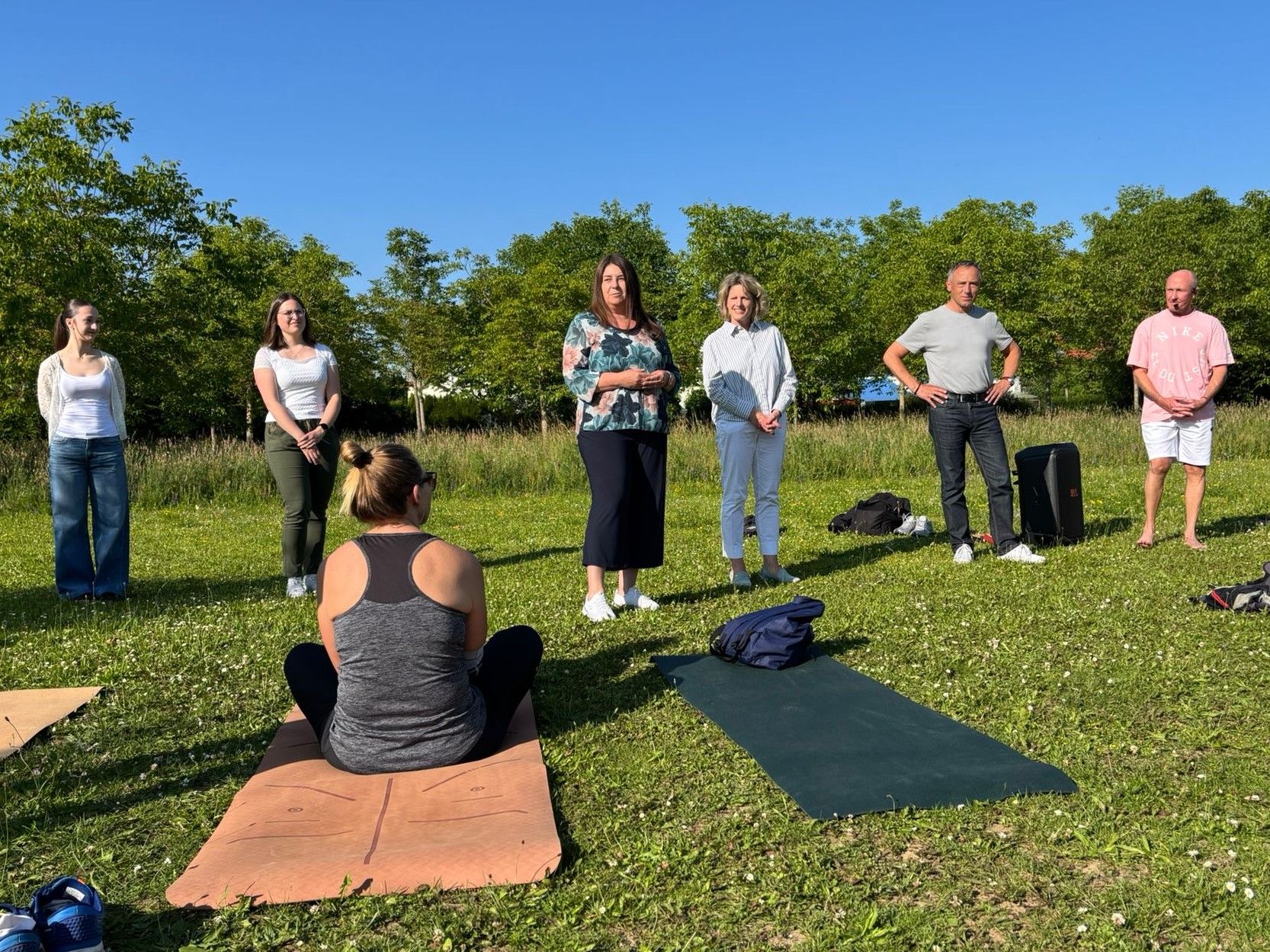 Fotografie – Bürgermeisterin Astrid Freudenstein und Christian Goß, Leiter des Amtes für Sport und Freizeit, mit Teilnehmenden bei „Regensburg goes Fit“ in Burgweinting