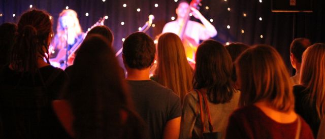 Konzert der Künstlerin "Missincat" im W1 - Zentrum für junge Kultur. Im Vordergrund Publikum von hinten mit Blick zur Bühne, auf der verschwommen die Band zu erkennen ist.