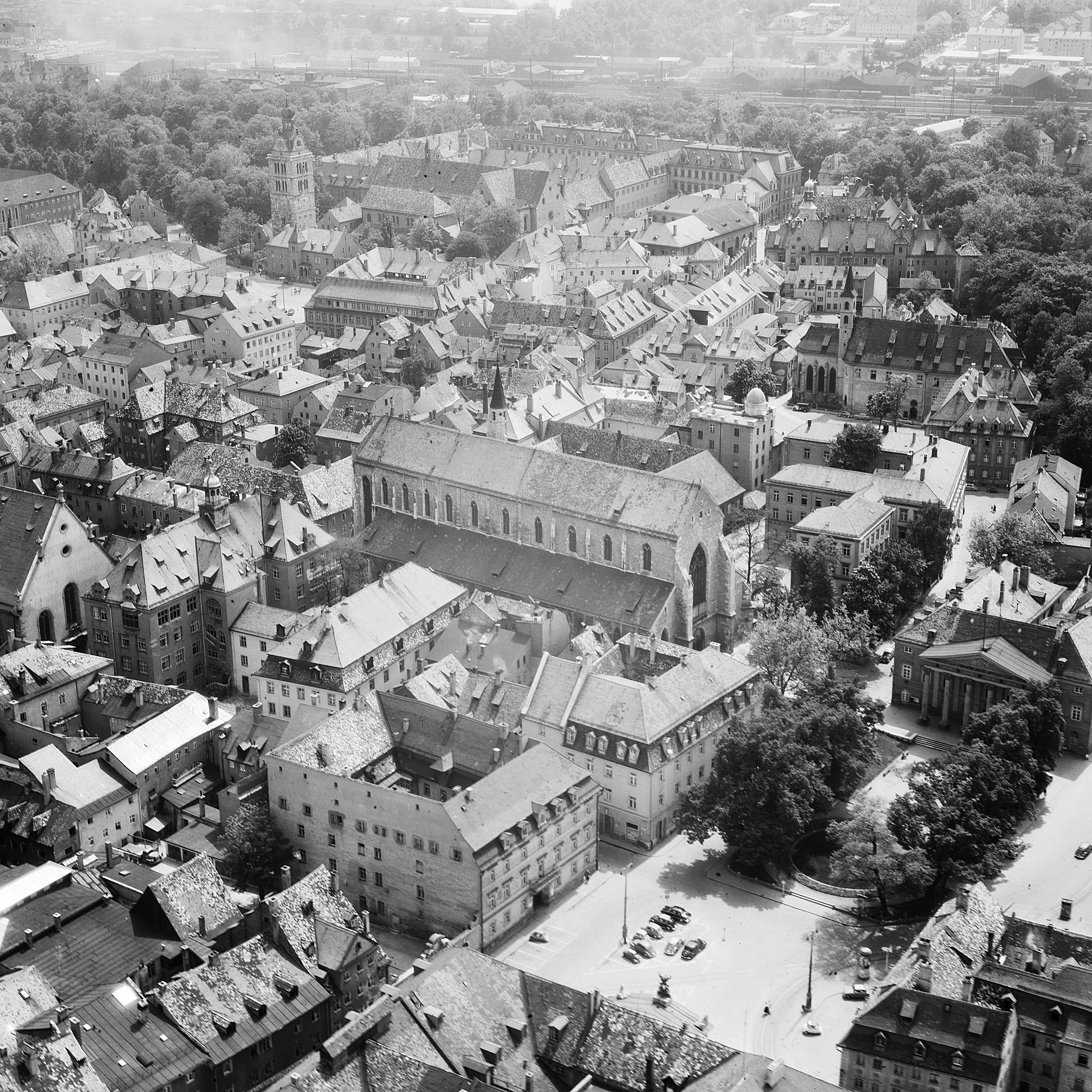 Fotografie: 1960 war nur der obere Bereich des Platzes begrünt und mit einem Springbrunnen versehen.