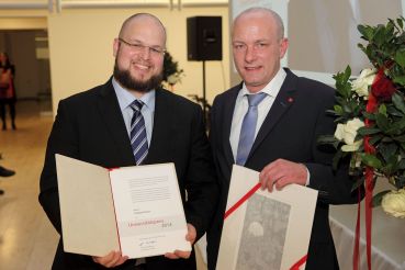 Fotografie - Verleihung des Hochschulpreises 2014 an Philippe Klemm; im Bild mit Oberbürgermeister Joachim Wolbergs