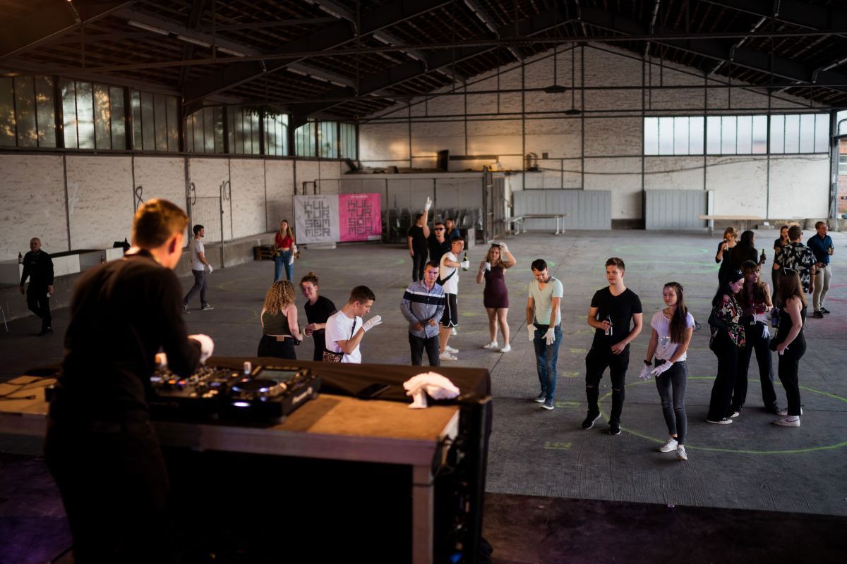 Fotografie – ein DJ legte in einer Halle der PLK auf