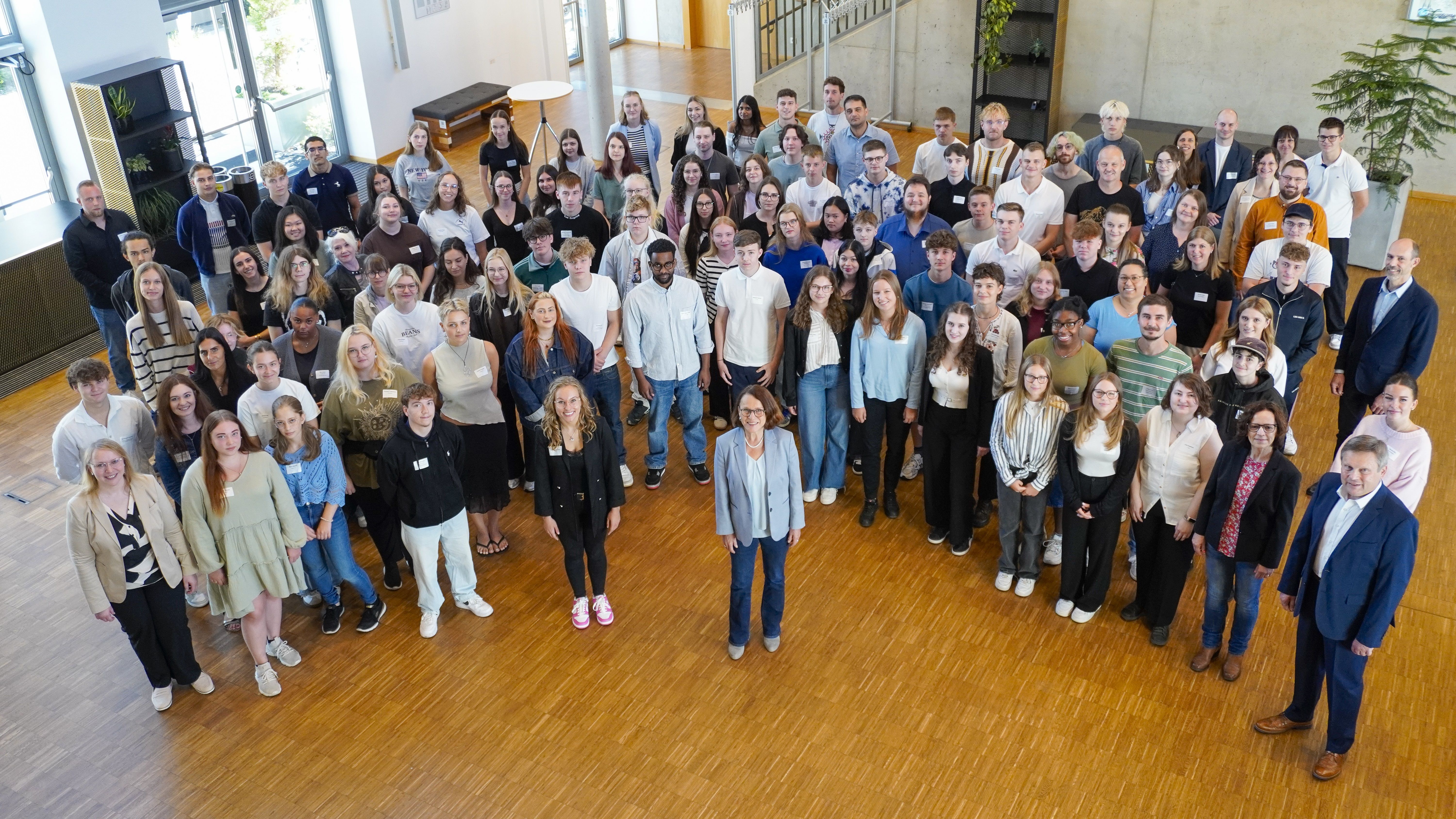 Fotografie – Gertrud Maltz-Schwarzfischer, Oberbürgermeisterin, Dr. Patrick Veit, Personal- und Verwaltungsreferent, Thomas Fischer, Leiter des Amtes für Organisation und Personalentwicklung, Katrin Schönberger, Julia Denk, Verena Lorenz, Lena Moßburger, Tobias Lichtl und Dennis Schlimpert von der Zentralen Ausbildungsleitung sowie Luise Weiß, Vorsitzende des Gesamtpersonalrats mit den frischgebackenen Nachwuchskräften der Stadtverwaltung