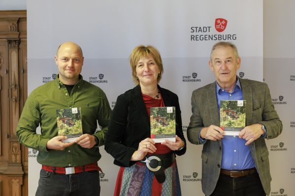 Fotografie: Michael Daschner, Leiter des Gartenamtes, Christine Hornek, Gartenfachberatung, und Bürgermeister Ludwig Artinger