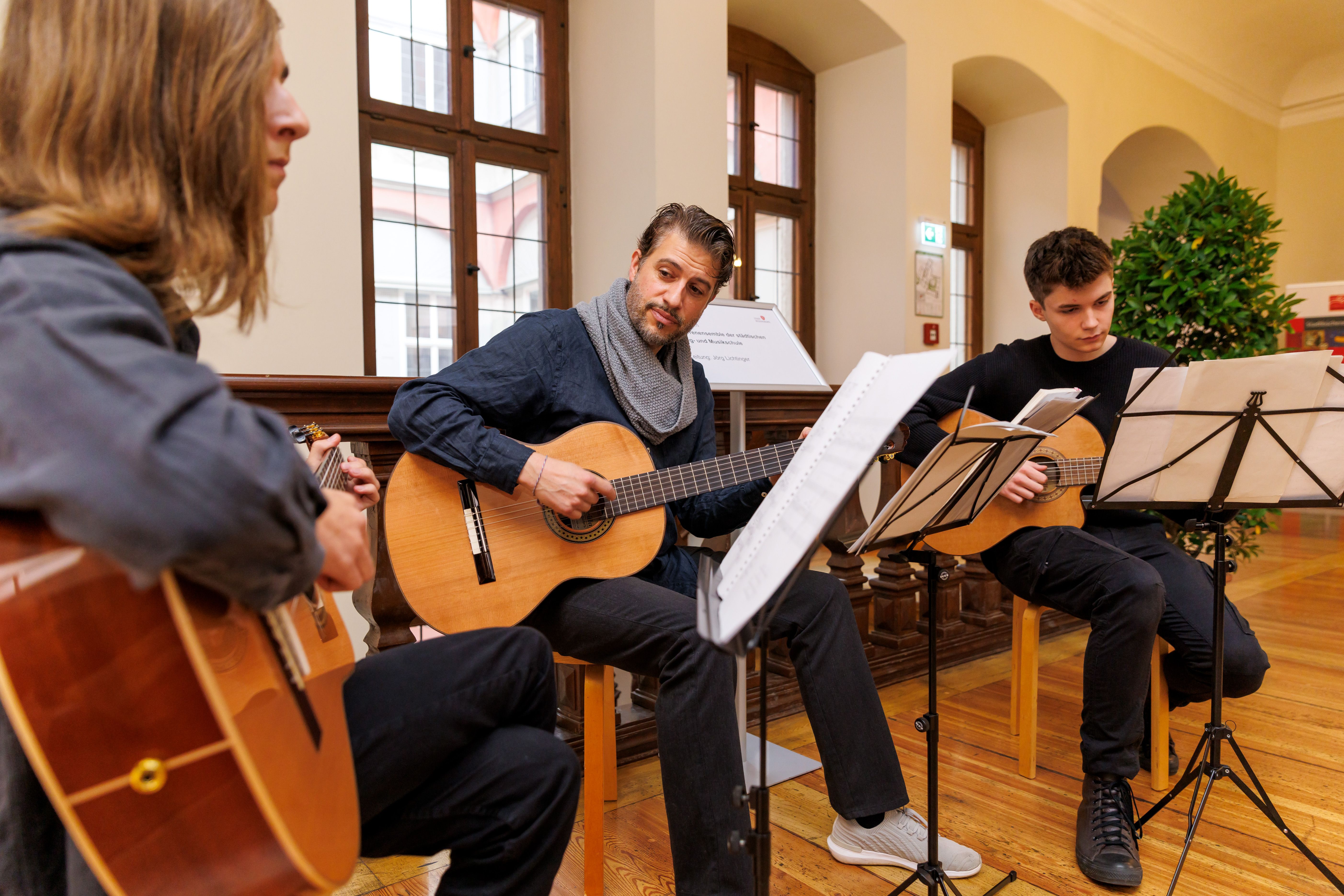 Fotografie: Im 1. Stock unterhielt das Gitarrenensemble der Sing- und Musikschule.