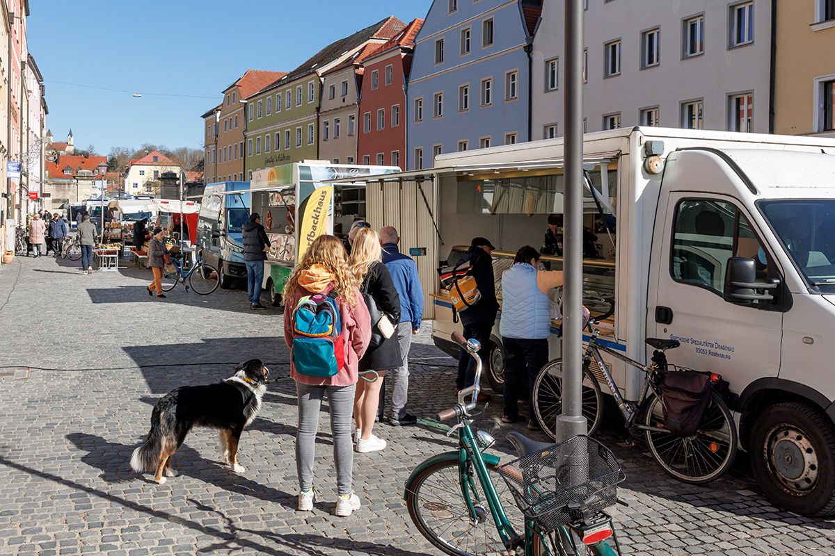 Fotografie - Blick auf Verkaufsstände des Marktes in Stadtamhof