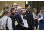 Bundesratspräsident Peter Tschentscher mit den Mitgliedern der Blickkontakt und Betreuungslehrer Michael Hartmann Foto Jugendpresse Joscha F. Westerkamp