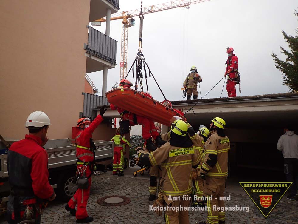 Personenrettung mit einem Baukran und den Höhenrettern der Berufsfeuerwehr Regensburg