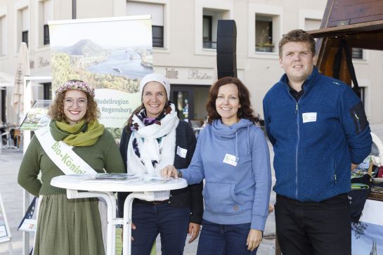 Fotografie: Oelkers und ihre Kollegen vom Landratsamt präsentierten sich und ihr Anliegen auch gemeinsam mit der Bio-Königin auf dem Bio-Donaumarkt vor dem Haus der Bayerischen Geschichte.