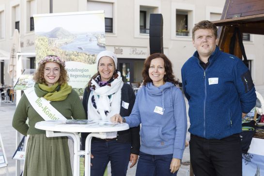 Fotografie: Oelkers und ihre Kollegen vom Landratsamt präsentierten sich und ihr Anliegen auch gemeinsam mit der Bio-Königin auf dem Bio-Donaumarkt vor dem Haus der Bayerischen Geschichte. (C) Bilddokumentation Stadt Regensburg