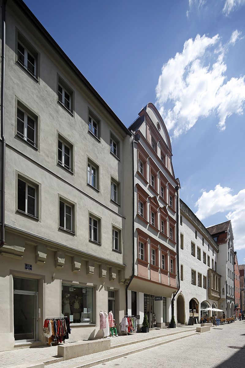 248956  verkehrsberuhigte Straße in Altstadt mit Aufenthaltsqualität durch fest installierte Sitzbänke aus Stein