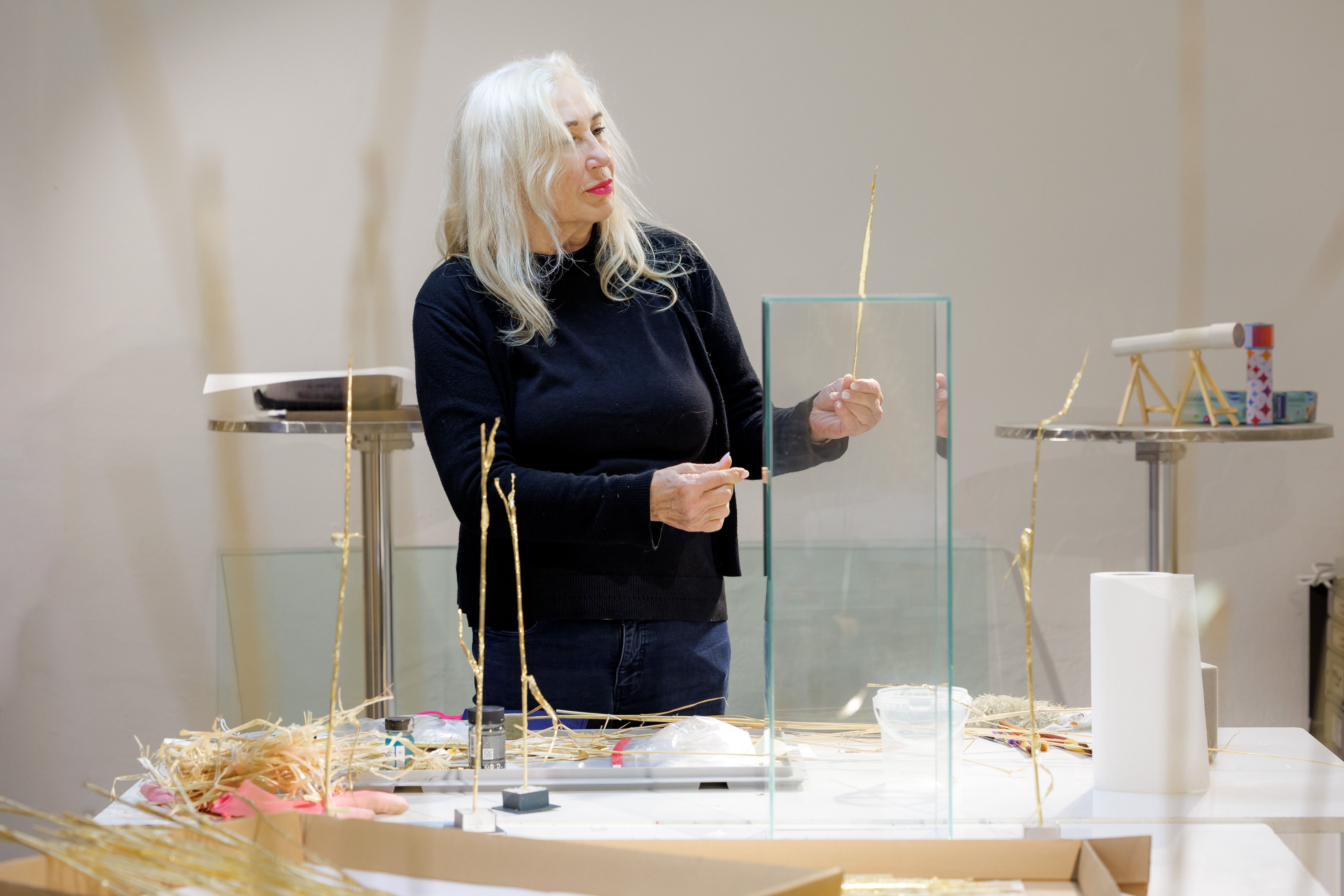 Fotografie –  Regina Hellwig-Schmid in ihrem Atelier