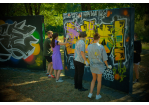 Fotografie - Internationale Jugendkonferenz 2022 - Jugendliche vor zwei Graffiti-Wänden
