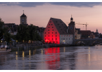 Juni 2020: Regensburg lebt nicht zuletzt von seiner aktiven und vielfältigen Veranstaltungsszene. Sie zu erhalten wird nach Corona eine Gemeinschaftsaufgabe sein, zu der jeder Einzelne etwas beitragen kann. Die „Night of Light“, in der diese Aufnahme des Salzstadels entstanden ist, hat hierfür ein starkes Zeichen gesetzt. (C) Bilddokumentation Stadt Regensburg