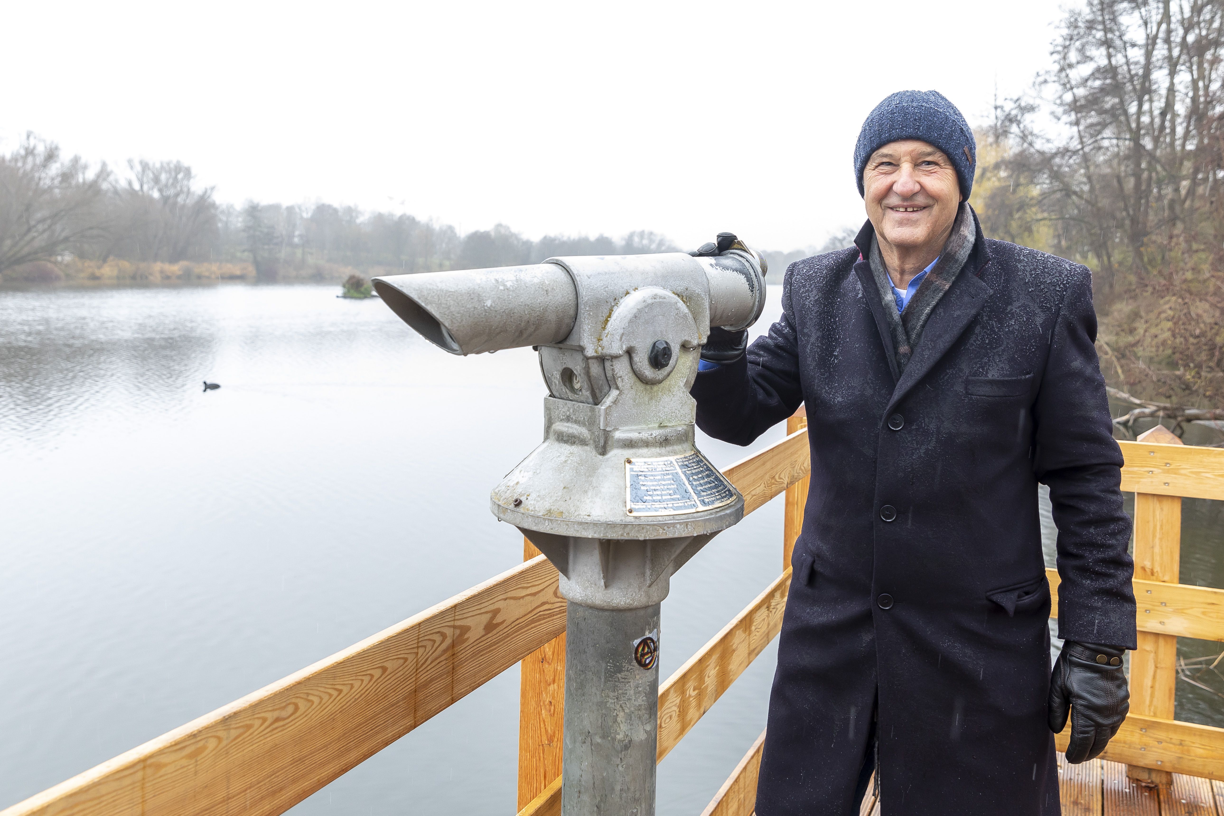 Fotografie: Bürgermeister Ludwig Artinger neben dem Fernrohr auf dem neuen Steg am Westbadweiher 