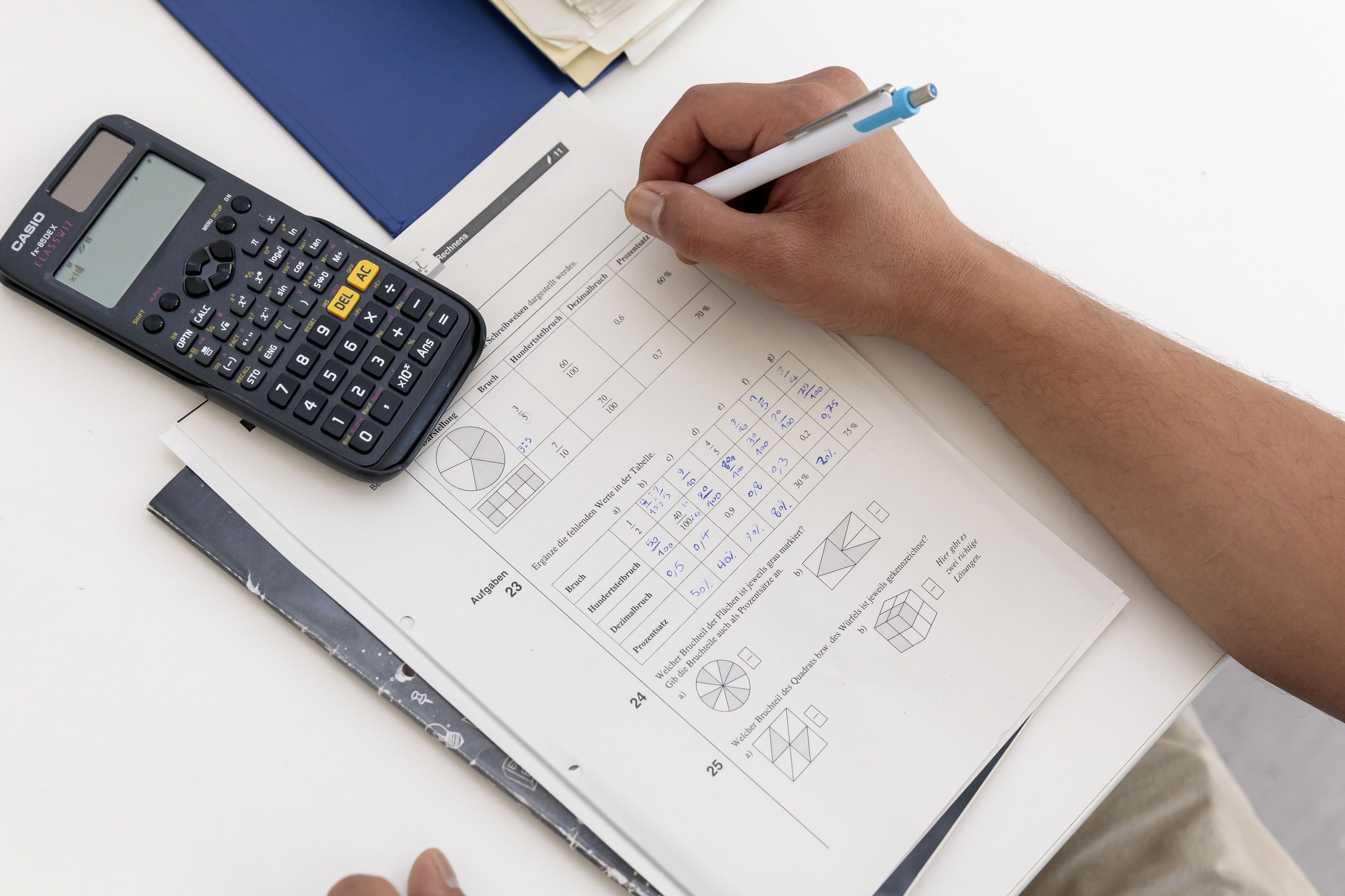 Heft und Taschenrechner für Mathematik