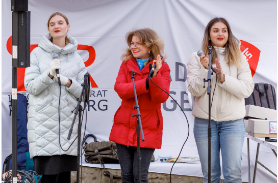 Fotografie: Musikerinnen des Vereins Hromada bei der Eröffnung auf dem St.-Kassians-Platz
