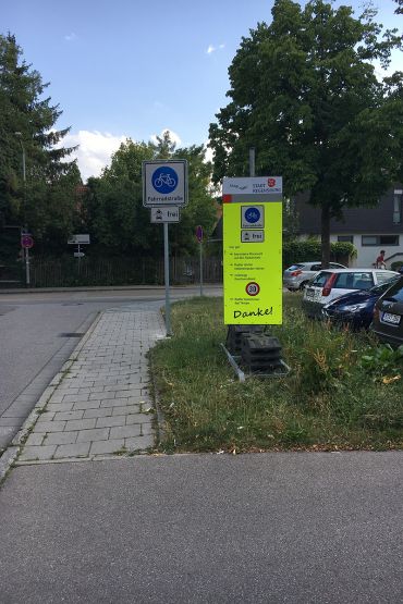 Ein Schild in Signalfarben weist auf die Fahrradstraßenregelung in der Blumenstraße hin. (C) Stadt Regensburg, Thomas Großmüller Fahrradstraße - Schild Blumenstraße