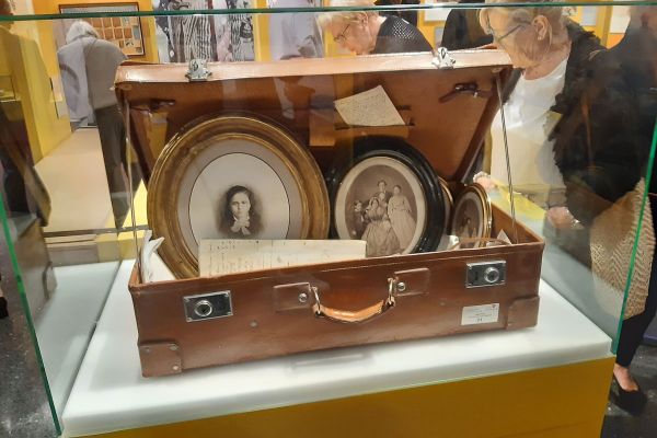 Fotografie: Der Brandis-Koffer in einer Ausstellungsvitrine in Bonn