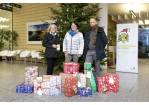 Fotografie - Schneider Electric Sachsenwerk bringt Geschenke zum Kinderbaum
