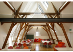 Albrecht-Altdorfer-Gymnasium - Innenansicht Dachgeschoss mit sichtbaren Holzbalken