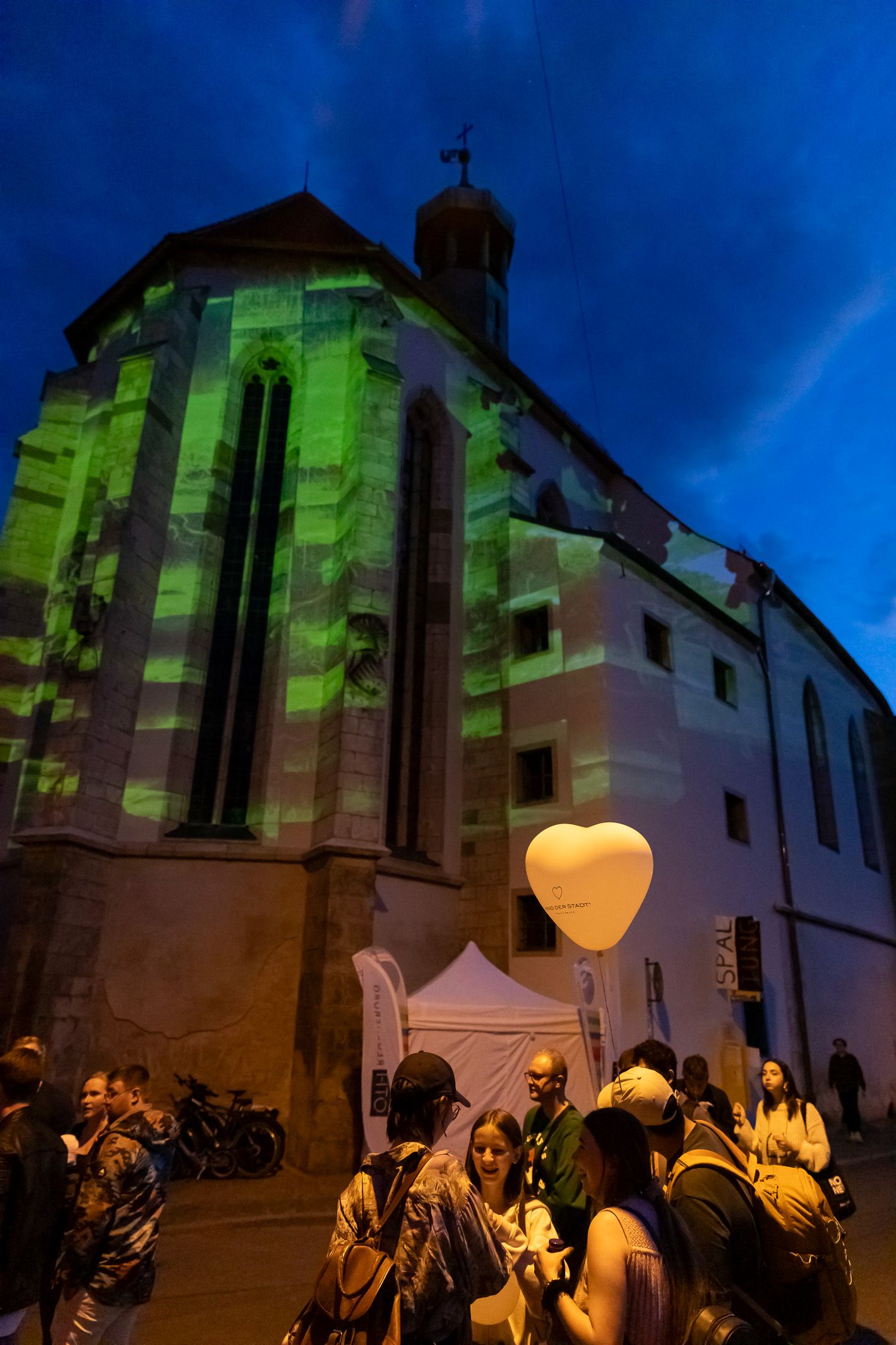 Fotografie: Grün beleuchtete Kirche