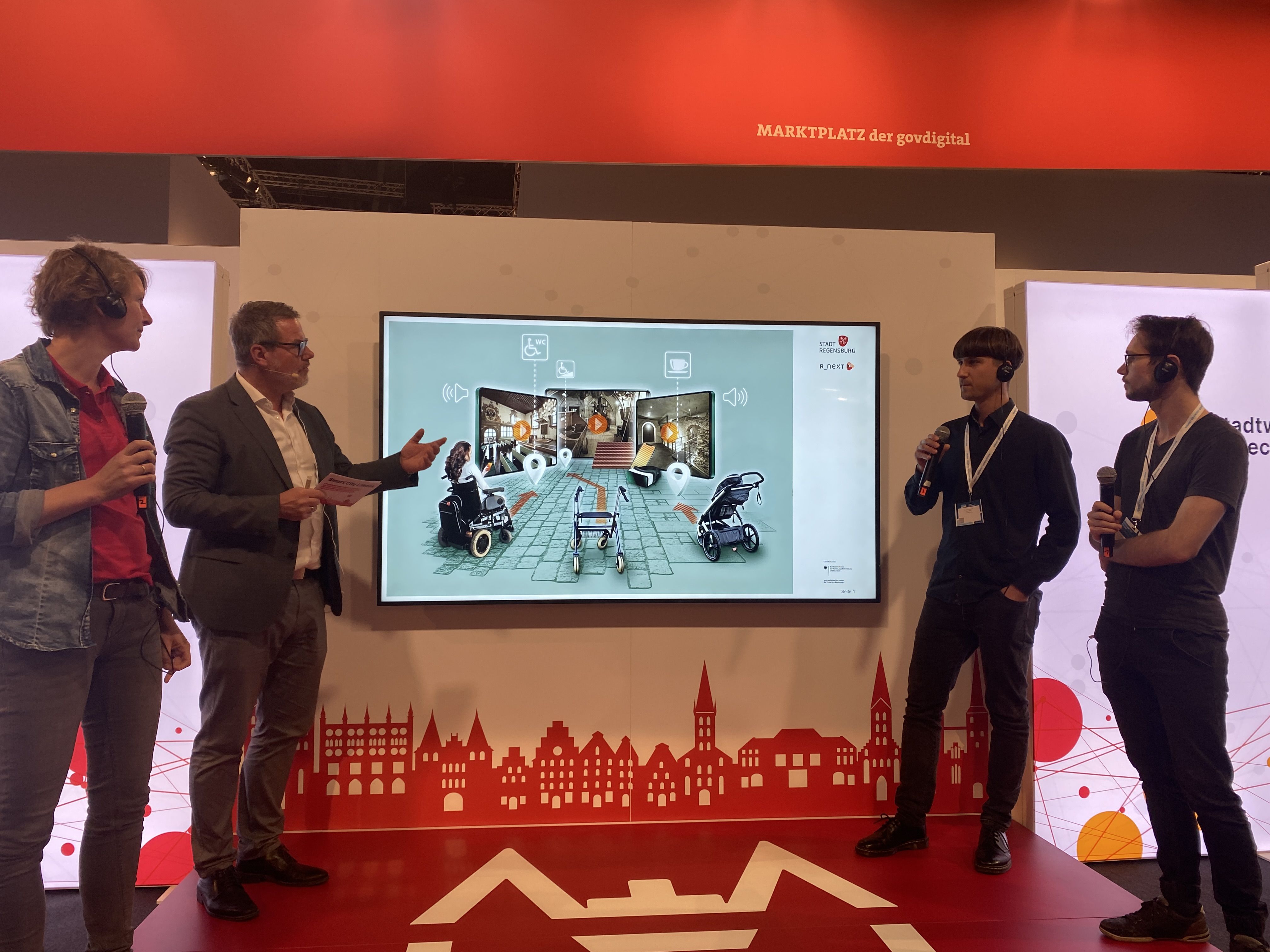 Emir Skulic diskutiert auf der Bühne bei der Smart City Convention.