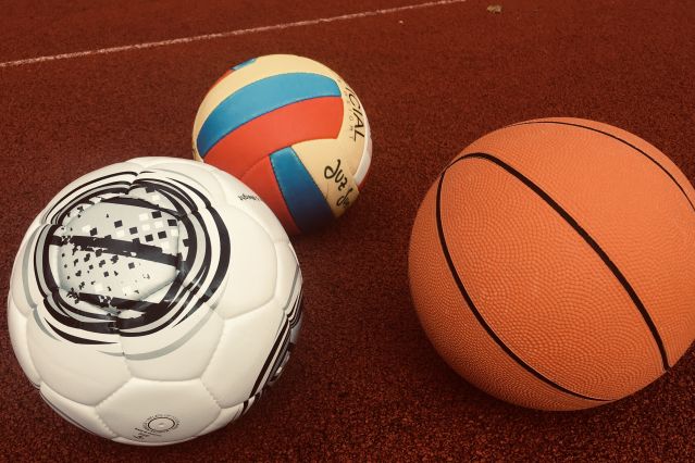 Es sind ein Fußball, ein Basketball und ein Volleyball zu sehen.