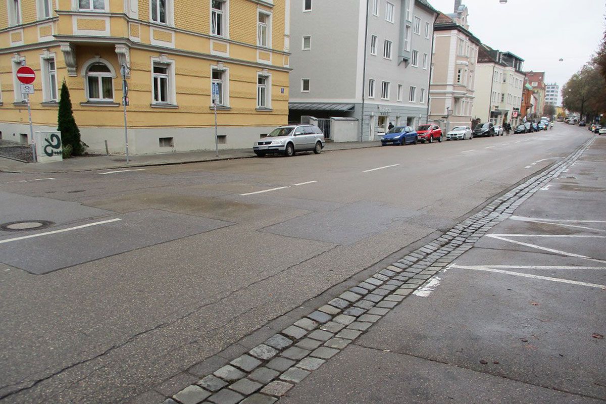 Prüfeninger Straße - Fotografie - auf dem Bild sieht man die Schäden am Asphalt, die Instandsetzungsmaßnahmen erforderlich machen