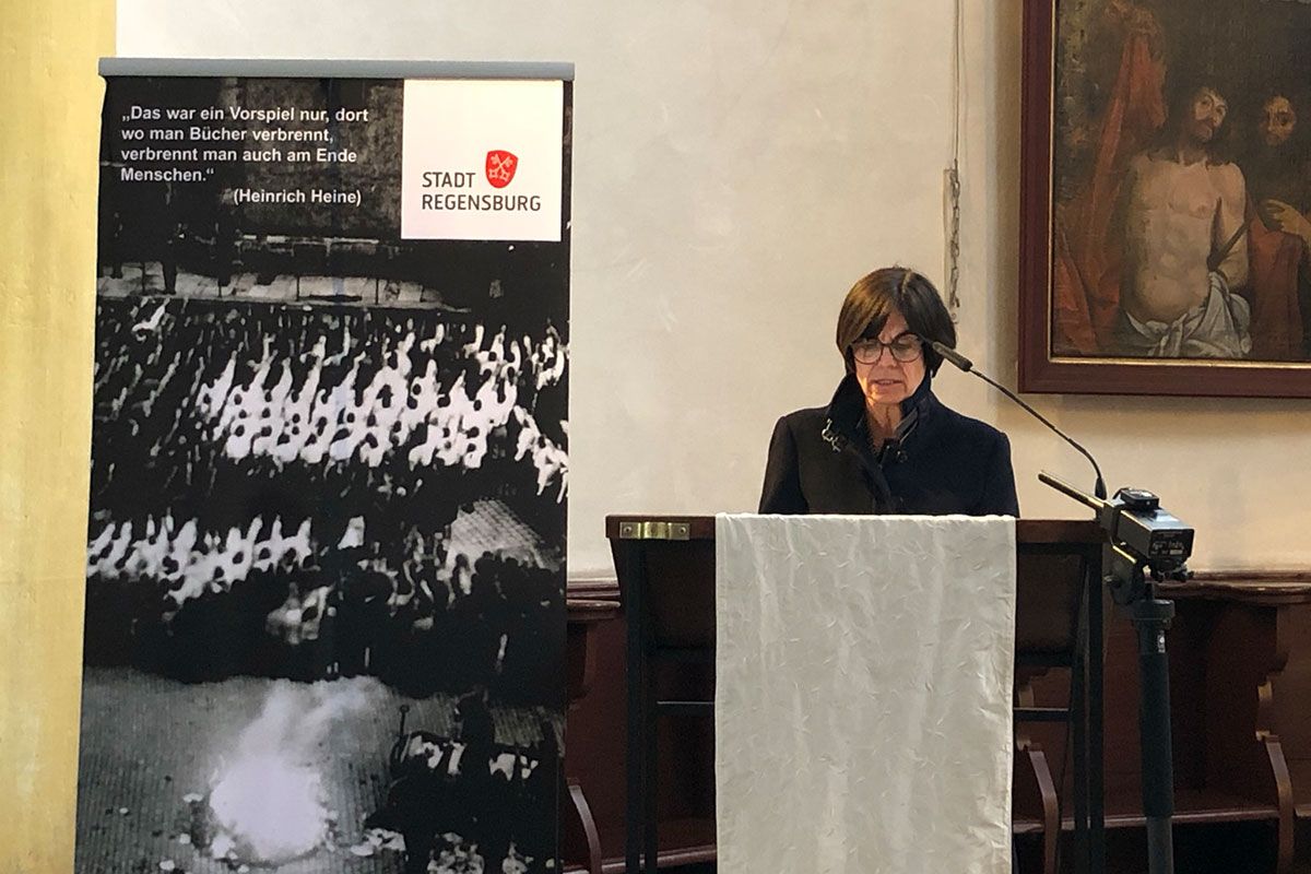Gedenkveranstaltung Bücherverbrennung 12. Mai 2021 - Fotografie - Carola Kupfer, 2. Vorsitzende Verband deutscher Schriftsteller*innen Ostbayern VS