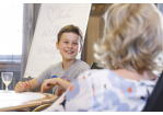 Fotografie – Junge im Grundschulalter unterhält sich mit Bürgermeisterin Dr. Freudenstein (C) Bilddokumentation Stadt Regensburg