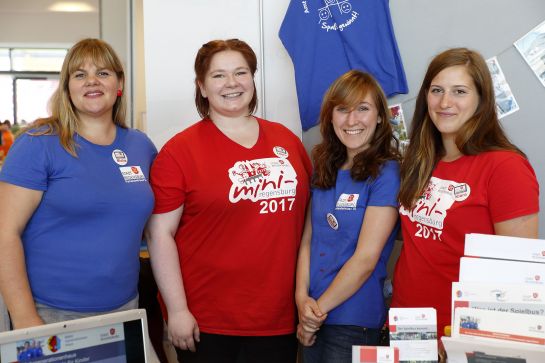 Fotografie: Vier Frauen an einem Stand auf der Engagementmesse (C) Bilddokumentation Stadt Regensburg