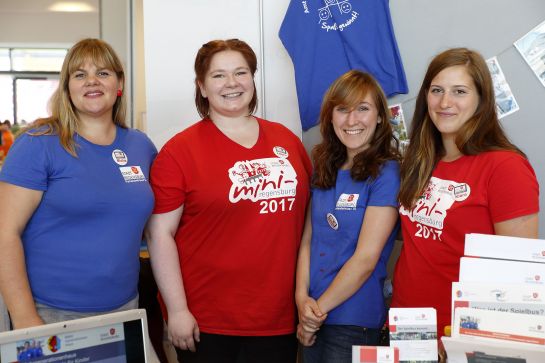 Fotografie: Vier Frauen an einem Stand auf der Engagementmesse