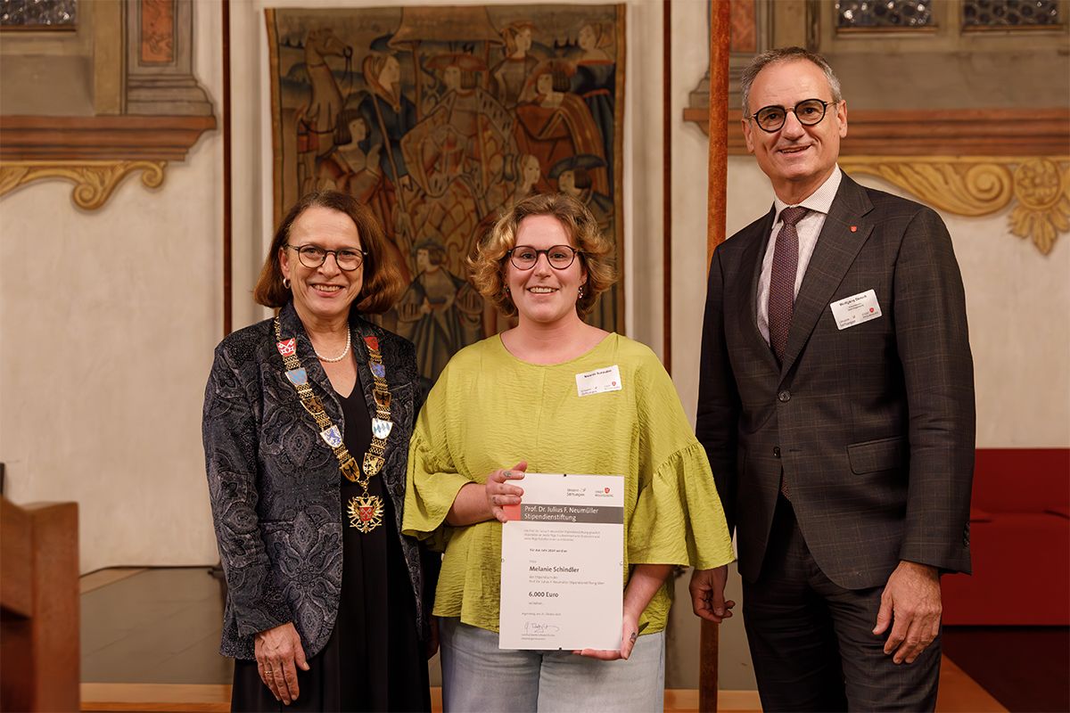 Fotografie - Melanie Schindler mit Oberbürgermeisterin Gertrud Maltz-Schwarzfischer und Kulturreferent Wolfgang Dersch